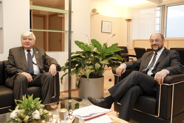 Foto 1: EP President meets with Vice President Laszlo SURJAN