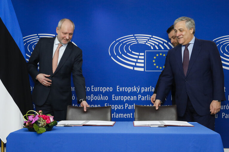 Zdjęcie 4: Lex Signing ceremony.Signature of the EES (Entry/ Exit System) by Antonio TAJANI, EP Presidentwith Matti MAASIKAS, Estonian Presidency and Agustín DÍAZ DE MERA GARCÍA CONSUEGRA