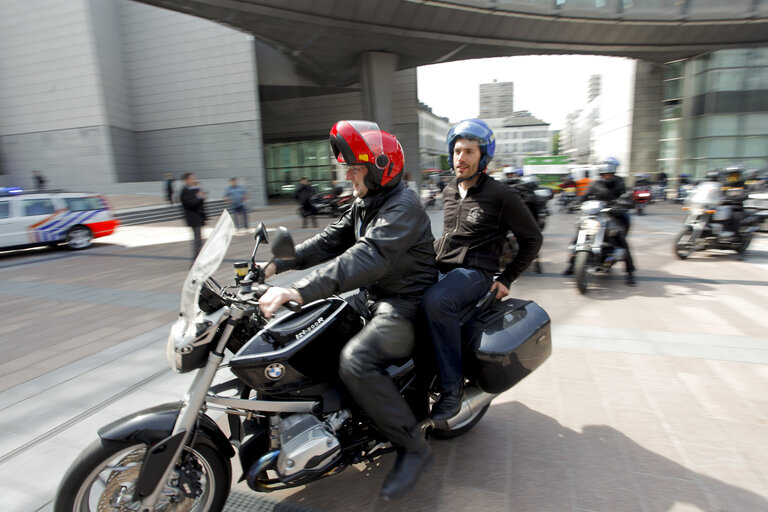 Fotografia 1: MEP Ride 2011, organized by the Federation of European Motorcyclists' Associations (FEMA) to give MEPs an opportunity to experience motorcycling