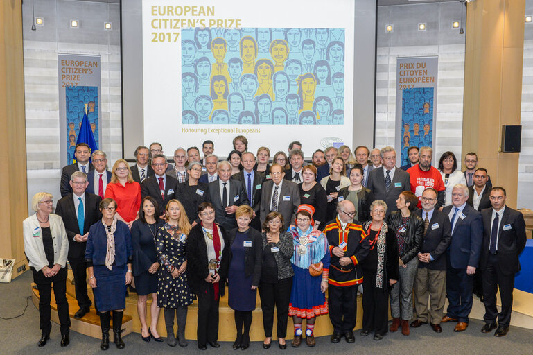 Zdjęcie 15: Antonio TAJANI - EP President Family photo with 50 laureates of the European Citizen's Prize