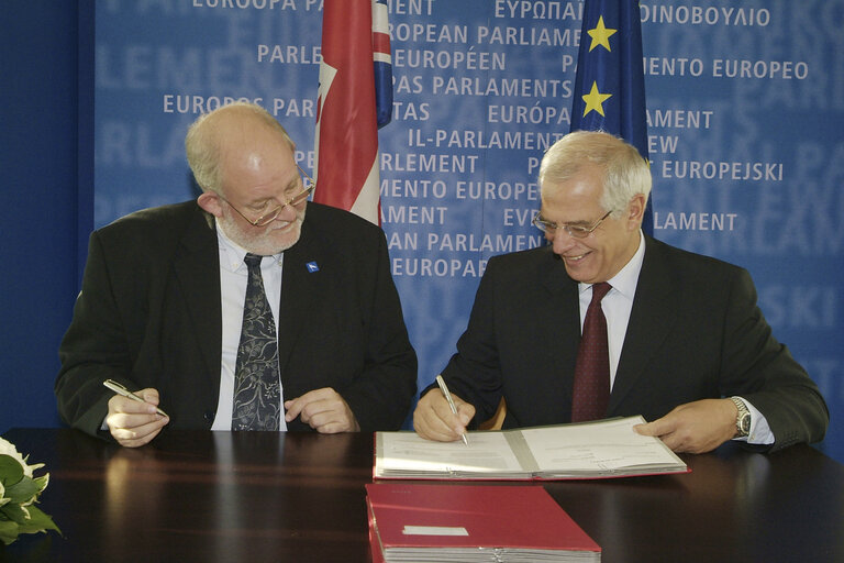 Fotografie 2: Signature LEX between the EP President and the UK Secretary of State for the Interior.