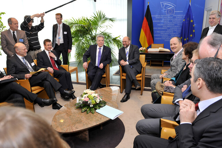 Foto 1: Martin SCHULZ - EP President and H.E. Joachim GAUCK, President of the Federal Republic of Germany signing the Distinguished Visitor's Book