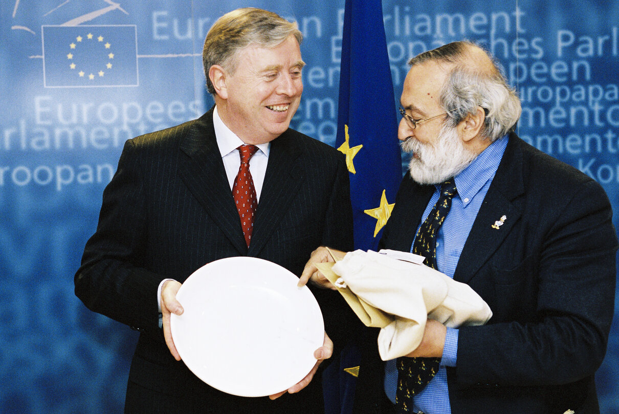 EP President receives a gift from the hands of MEP Enrico FERRI