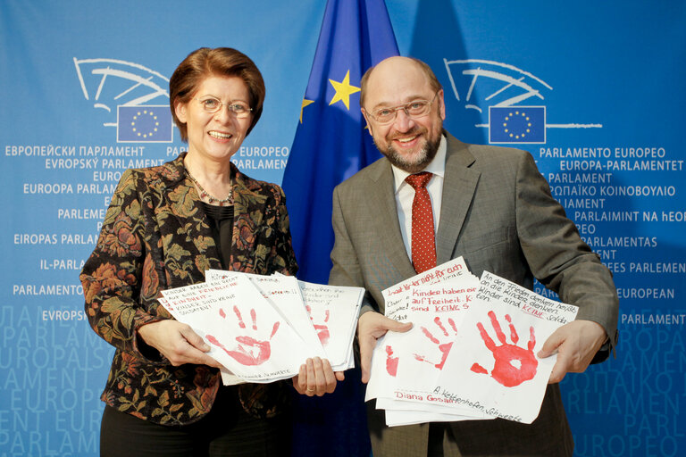 Fotogrāfija 1: EP President meets with MEP - Red Hand Action against Child Soldiers