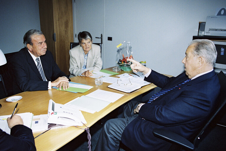 Fotogrāfija 1: MEP Charles PASQUA meets with Greek Cypriot politician Dinos MICHAELIDES