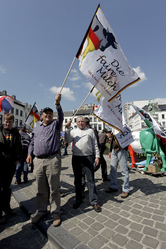 Fotografi 13: Milk producers of the European Milk Board protest in front of the European Parliament to draw attention to the pressing problems of the milk market.