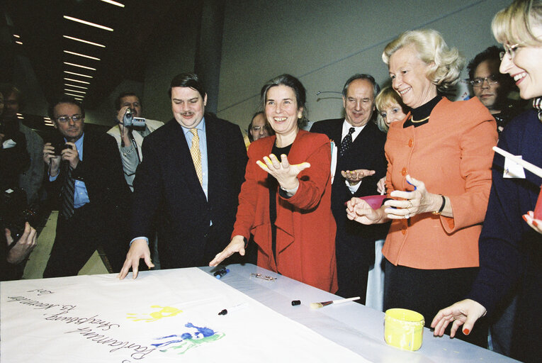 opening of the exhibition : Ribbon of friendship