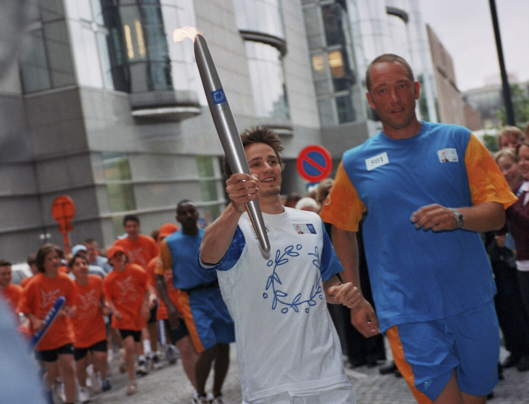 Passage, at the EP in Brussels, of the Olympic flame for the 2004 Games in Athens.