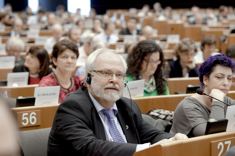 Photo 1 : EU Multiannual Financial Framework and Own Resources EU Budget beyond 2013 which expenditure and which resources