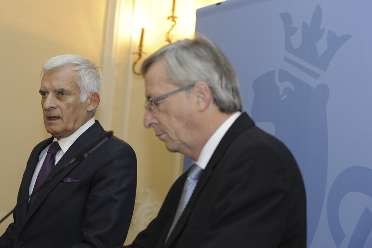 Fotografia 1: EP President Jerzy Buzek (L)  gives a press conference beside Luxembourg Prime Minister Jean-Claude Juncker at Ministry of Foreign Affairs, November 09th, 2010 at Luxembourg.