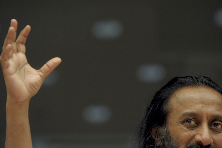 Fotografia 4: Exchange of views with His Holiness Sri Sri Ravi Shankar and Nirj Deva