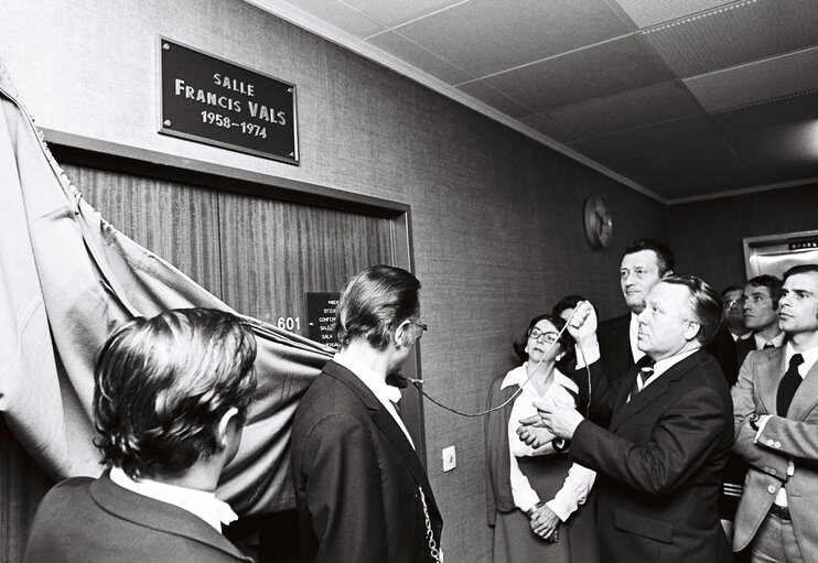 Fotografija 1: Ludwig FELLERMAIER inaugurates the Francis VALS conference room.