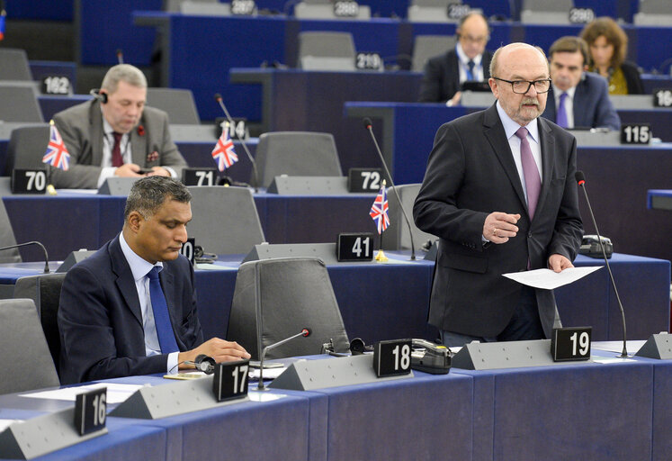 Foto 4: Syed KAMALL and Ryszard LEGUTKO in plenary session Week 43 2017 in Strasbourg