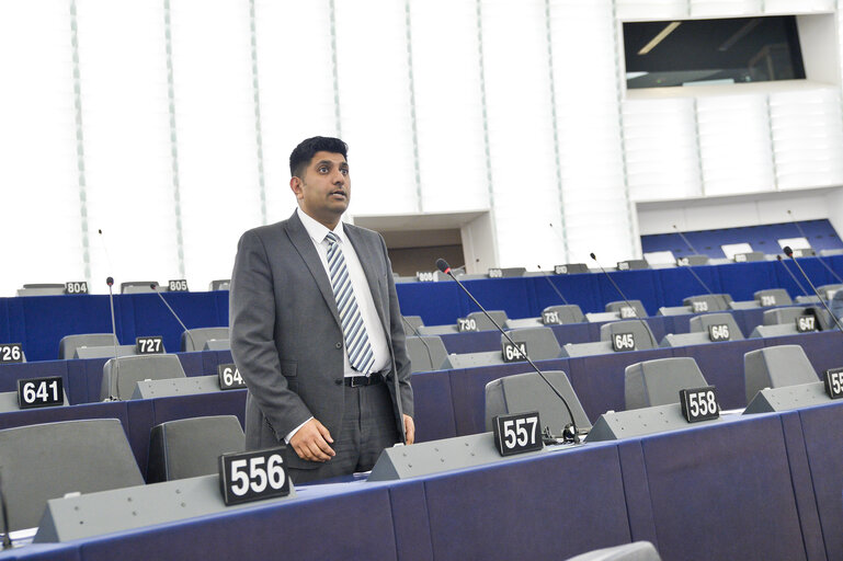 Foto 4: Wajid KHAN in plenary session week 46 2017 in Strasbourg