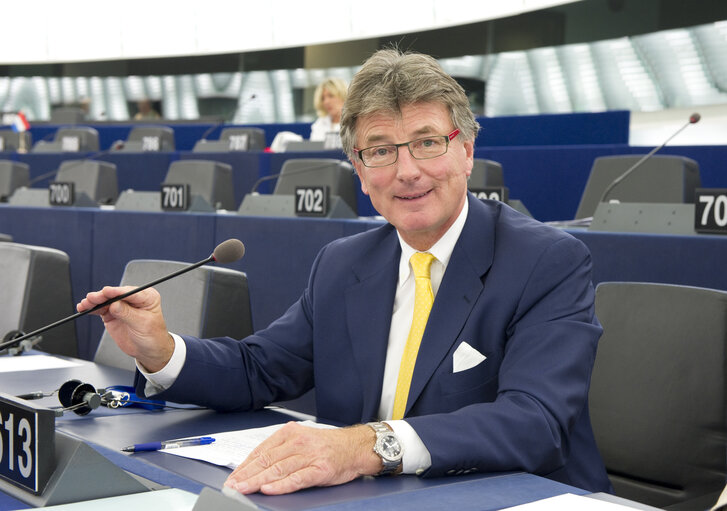 Foto 5: MEP Franz Obermayr attends a plenary session in Strasbourg