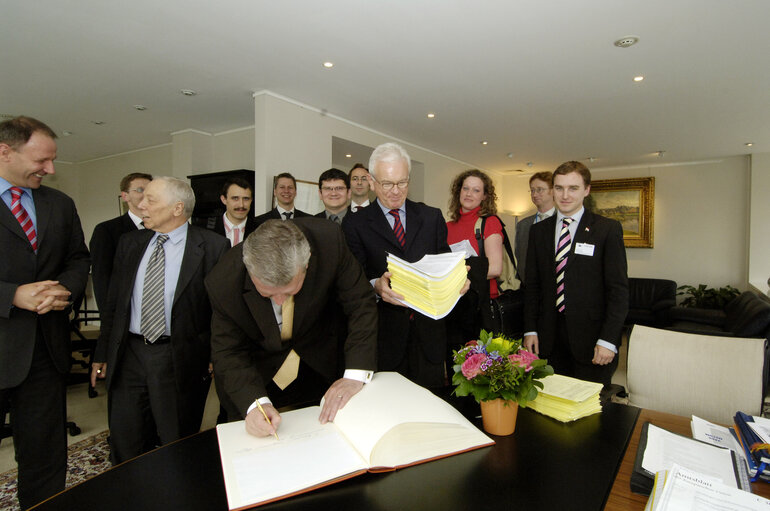 Valokuva 4: Hans-Gert Pöttering, EP President, meets with a delegation of the Belarussian opposition led by Mr Aliaksandr Milinkevich, 2006 Sakharov Prize laureate, and Mr Seviarynets, Co-Chairman of the Belarussian Christian Democratic Party, in Brussels