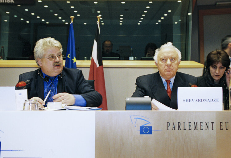 Fotografie 3: The MEP Elmar BROK and Eduard SHEVARDNADZE, the president of Georgia at the Foreign Affairs Committee in Brussels on March 18, 2002.