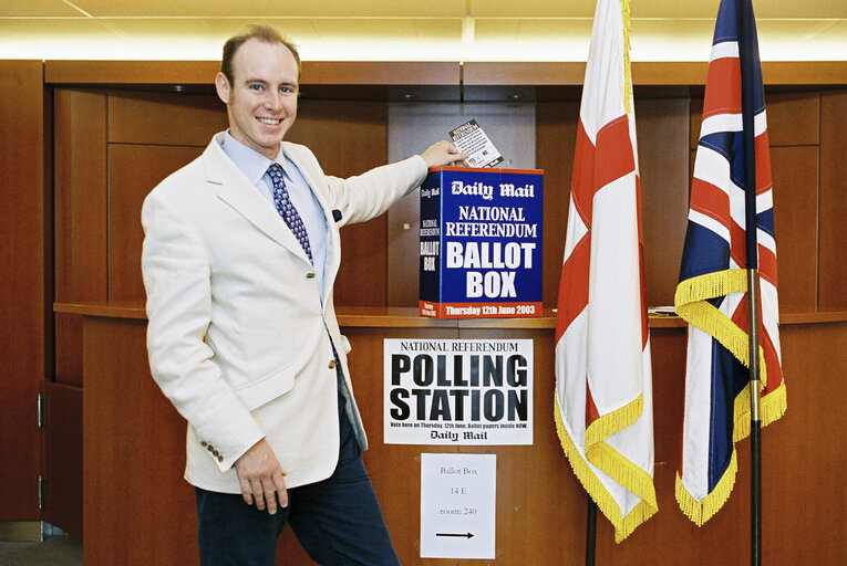 Foto 1: British MEPs action in favour of a national referendum on the EU Constitution