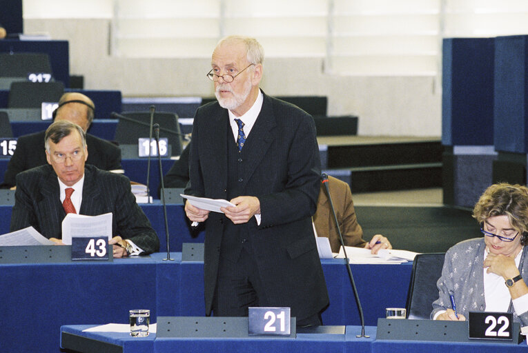 Foto 3: Plenary Session with President of the European Court of Auditors, on the occasion of the presentation of the annual report 2000