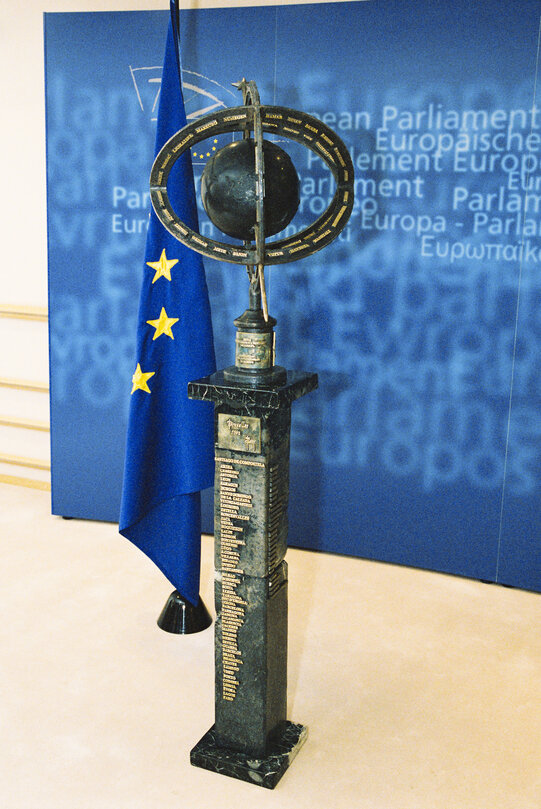 Pat COX - EP President receives a Sculpture at the European Parliament in Brussels