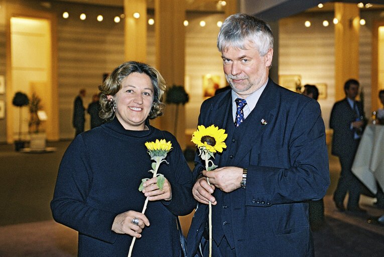 Photo 1 : MEPs posing with sunflowers