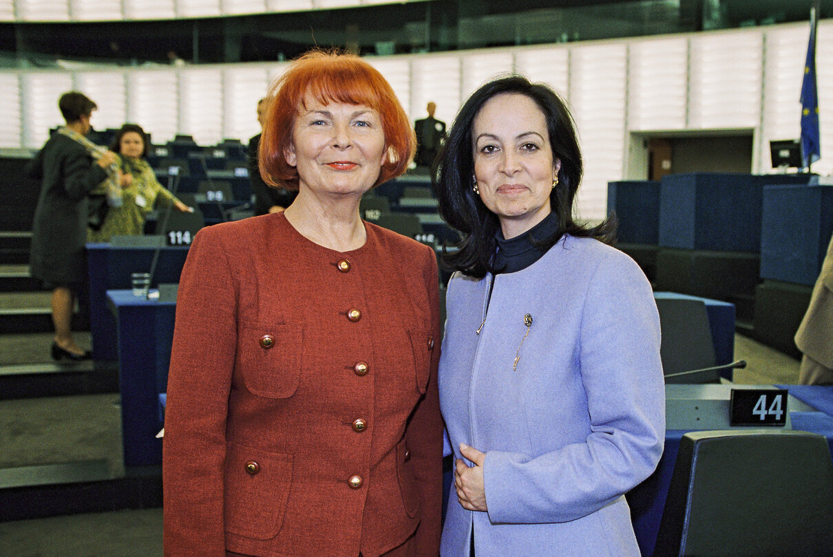 MEP Christa RANDZIO-PLATH and Commissioner Anna DIAMANTOPOULOU in Plenary Session in Strasbourg