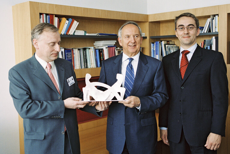 Photo 1: Handover of a sculpture to Ingo FRIEDRICH