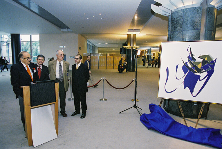 Fotografi 14: Turkish artist Burhan DOGANCAY offers a piece to the European Parliament in Brussels