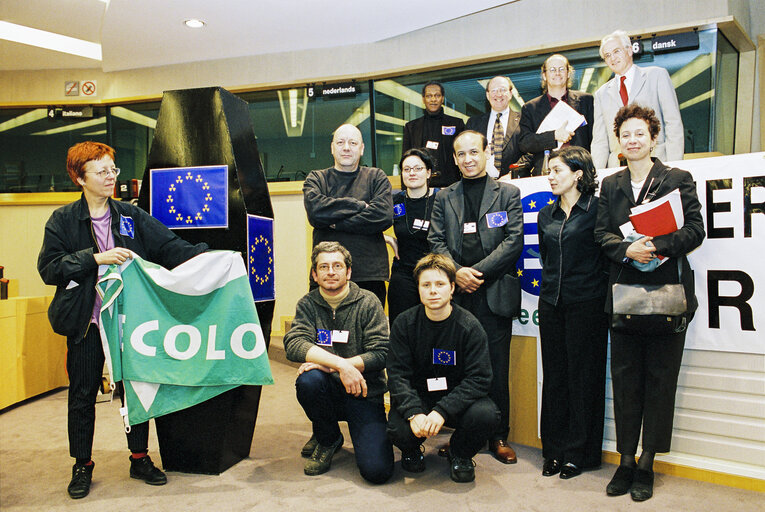 Zdjęcie 1: Greens MEPs and Belgian ECOLO party members hold a news conference in Brussels to claim for the end of Euratom