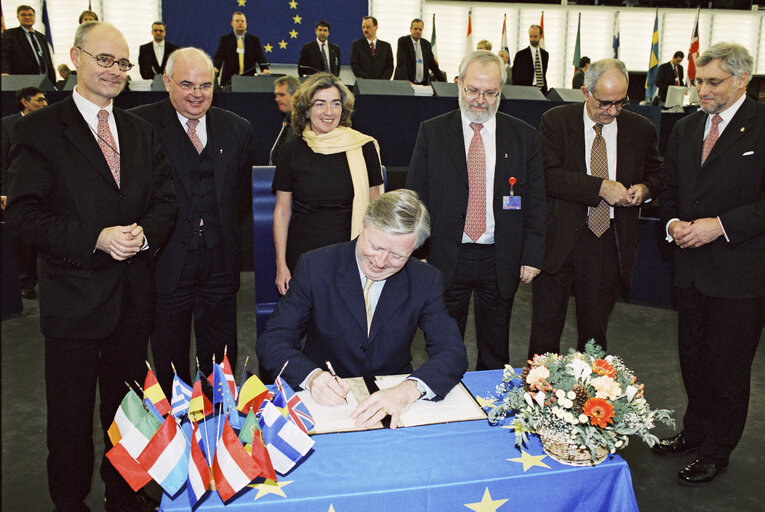 Foto 1: Signature of the Budget 2003