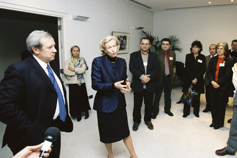 Fotografi 8: EP President with group of visitors.