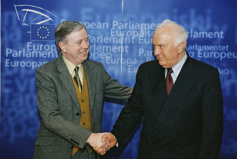 Fotogrāfija 1: Pat COX EP President meets Eduard SHEVARDNADZE, the President of Georgia in Brussels on March 19, 2002.