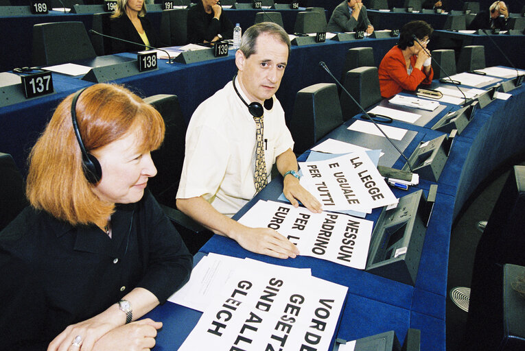 Foto 33: Plenary session in Strasbourg - Statement by Italian Prime Minister to present the programme of the Italian Presidency of the Council - Protest against Silvio Berlusconi