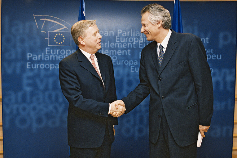 Pat COX EP President meets with Dominique DE VILLEPIN, French Foreign Minister and representative of France to the Convention