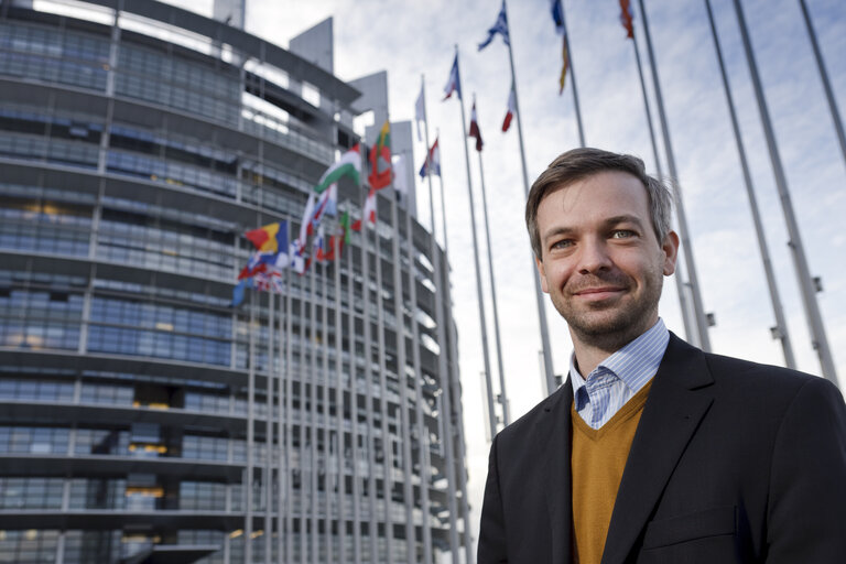 Zdjęcie 12: MEP Martin EHRENHAUSER poses for a portrait in front of the European Parliament in Strasbourg