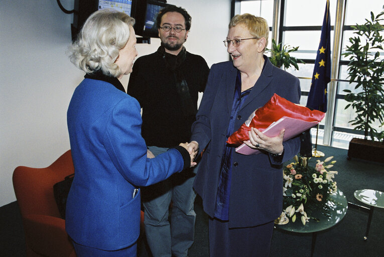 Nelly MAES gives medals from World War 1 veteran from France Haute Savoie region, to EP President Fontaine.