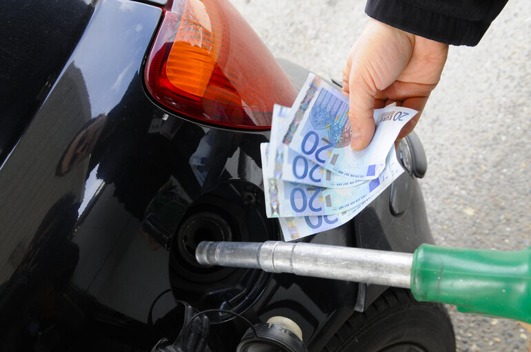 Valokuva 5: fuel prices at the pump