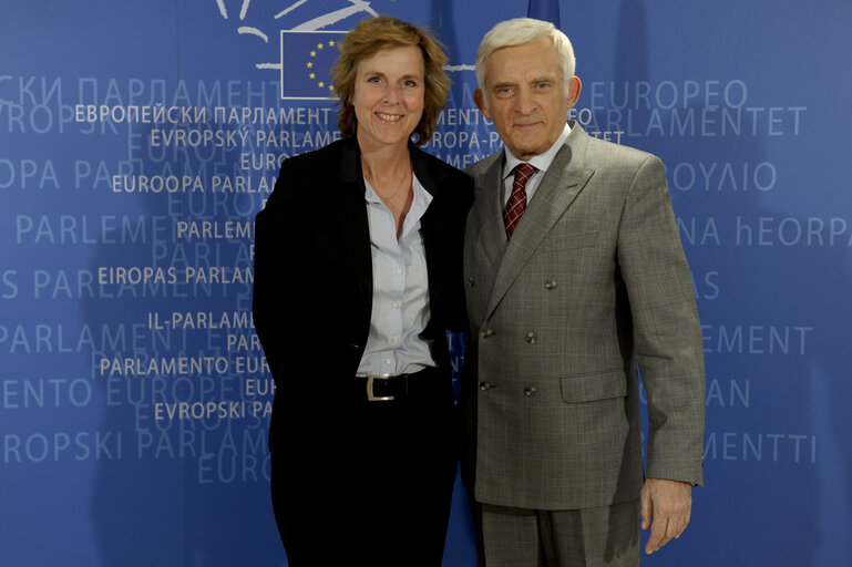 Φωτογραφία 1: EP President Jerzy BUZEK meets with Connie HEDEGAARD, EU Commissioner for Climate action