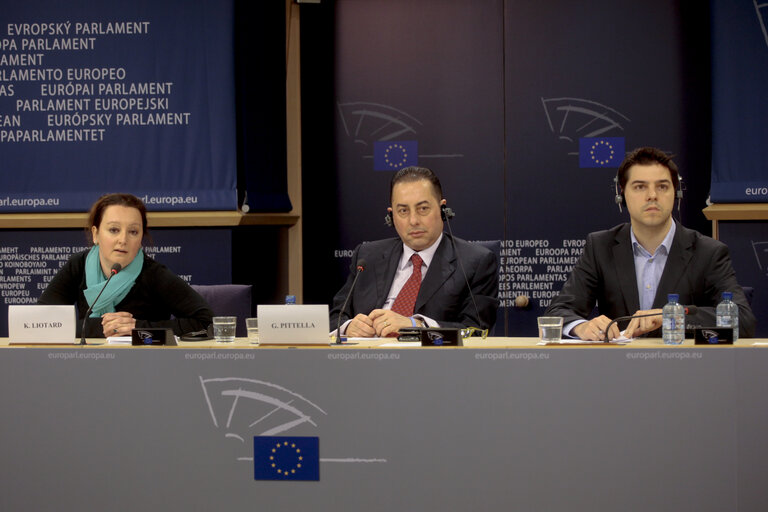 Photo 3: Novel Foods Regulation : outcome of the conciliation Press conference by : Gianni PITTELA