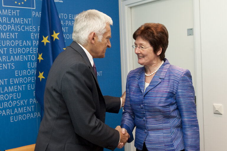 Suriet 11: Olivier Chastel, Belgian Secretary of State for European Affairs, MEP's Elisabeth Jeggle and Norbert Glante, and Jerzy Buzek, EP President, take part in a LEX signature in Strasbourg