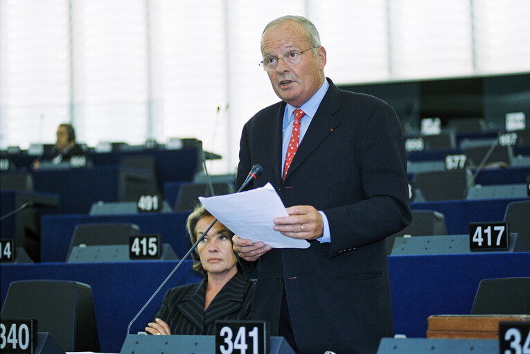 Fotografia 1: MEP Hugues MARTIN speaks in plenary session in Strasbourg