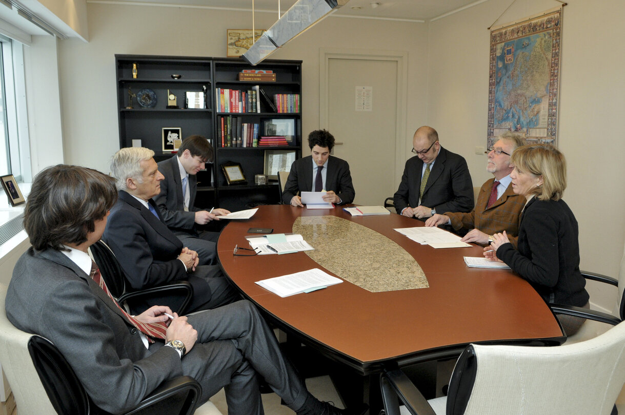 EP President meets with the Chairman of the Delegation for relations with the People's Republic of China .    Mrs Crescenzio Rivellini MEP, President de la delegation en relation avec la Chine.  Parlement européen à Bruxelles, 2010, Parlementaires 2009 activité / Member activities 2009, Chine / China, BUZEK Jerzy 2010-01-12