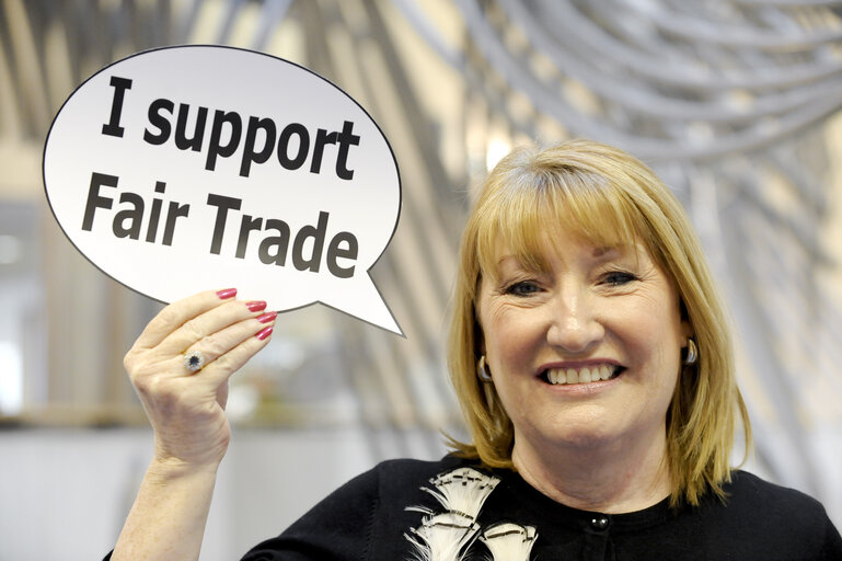 Foto 29: Meps with Fair Trade props