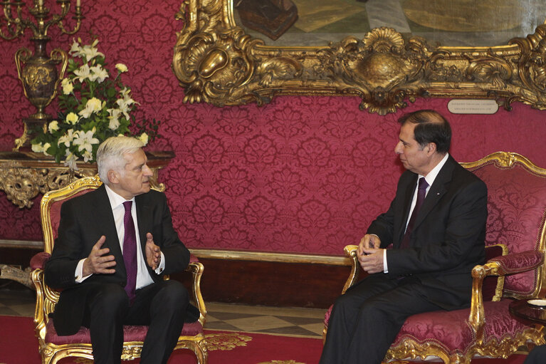 Fotografi 37: Valletta Malta, President of the European Parliament Prof. Jerzy Buzek (L) meets with President of Malta, Dr. George Abela (R). Prof Buzek is in Malta on a two day official visit.