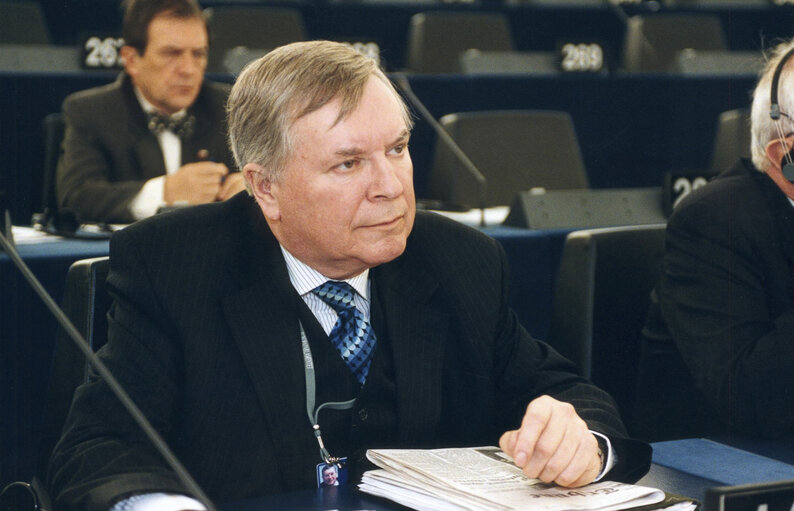 Fotografie 1: Arie M. OOSTLANDER in plenary session in Strasbourg.