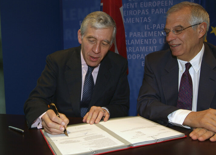 Photo 3 : Signature LEX with the EP President and the UK Minister for Foreign Affairs.