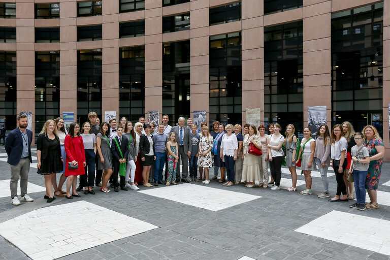 Foto 1: Bronis ROPE meets with the winners of the drawing contest ' The Future of Europe '