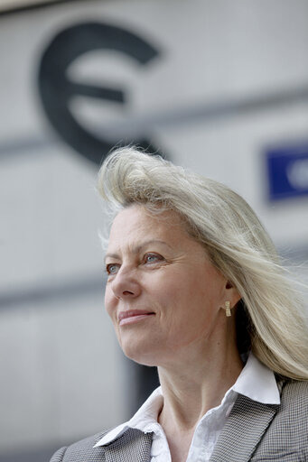 Fotografija 3: Lidia Joanna GERINGER DE OEDENBERG outside the European Parliament in Brussels