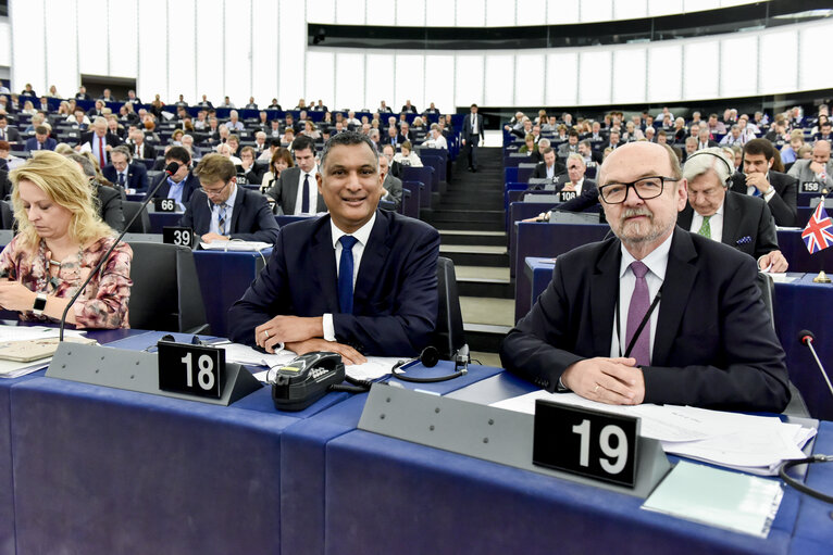 Foto 2: Syed KAMALL and Ryszard LEGUTKO in plenary session - Week 43 2017 in Strasbourg