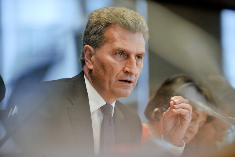 Valokuva 10: Meeting on nuclear plant situation in Japan  Exchange of views with Günther OETTINGER, European Commissioner for Energy  Committee on Industry, Research and Energy